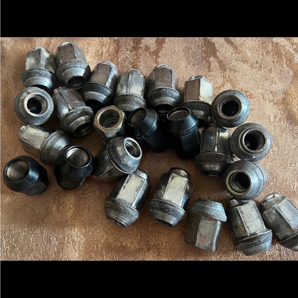 24 Lug nuts - Picture 6 of 13